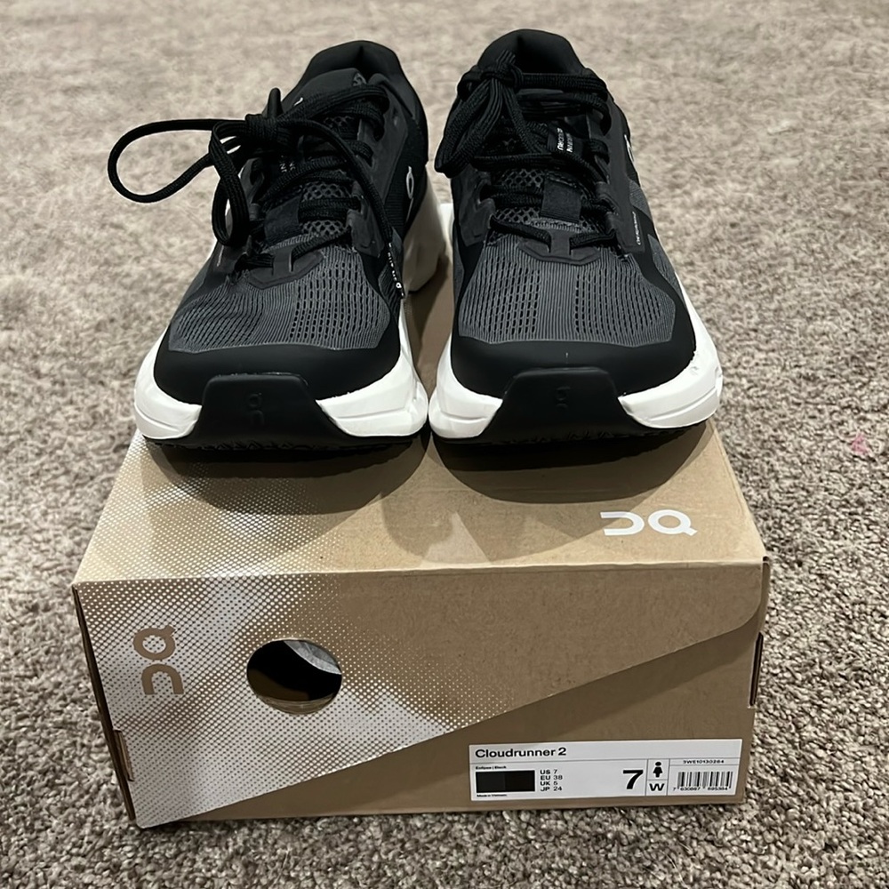 NEW in box on cloud cloudrunner 2 tennis shoes